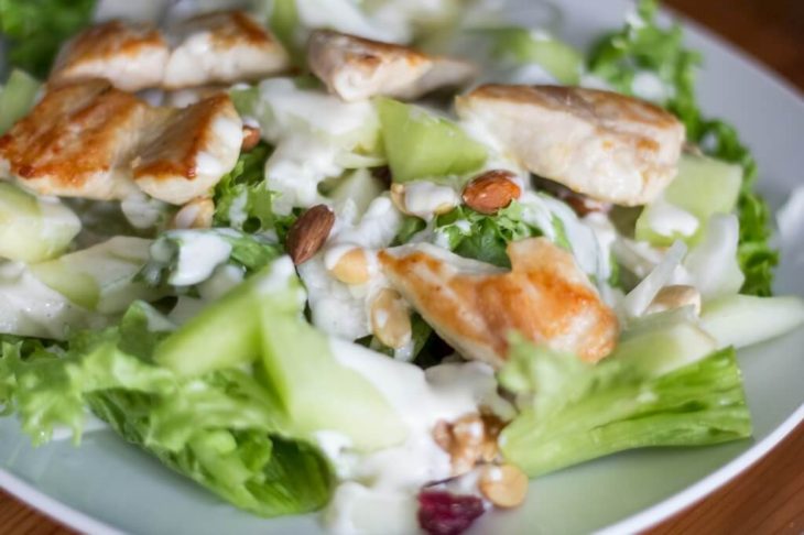Hellim peynirli salata tarifi